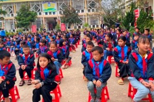 GP.Hưng Hóa - Caritas  Trao tặng áo ấm mùa đông và bàn ghế cho các em học sinh vùng cao Tây Bắc